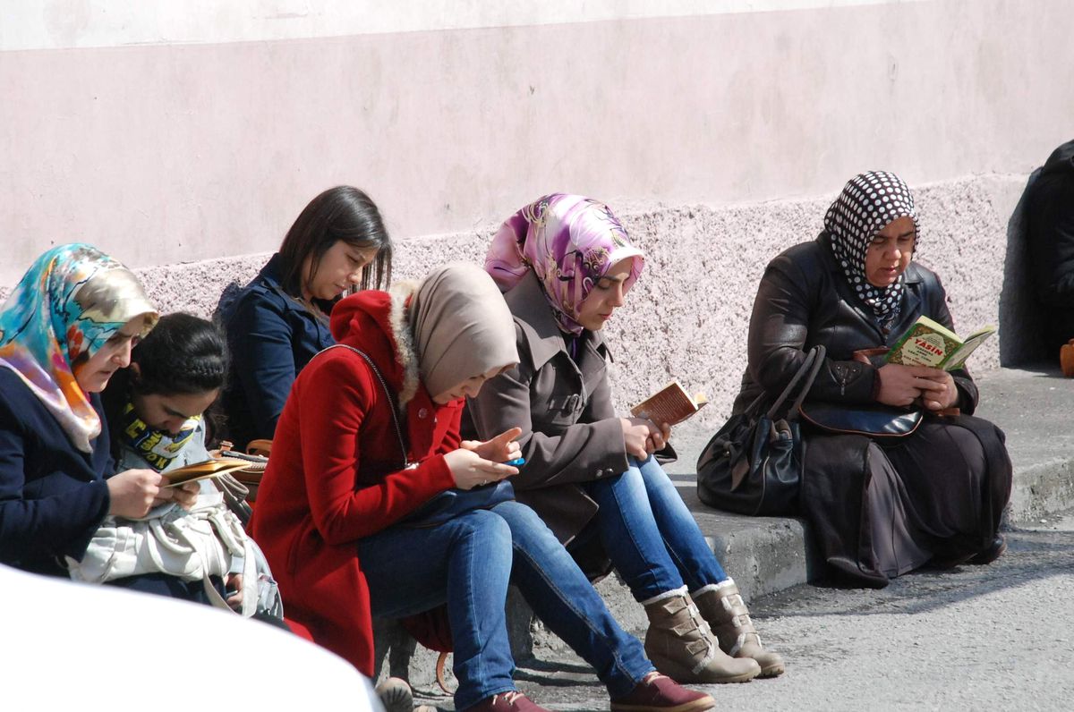 Öğrenciler İçeride, Aileleri Dışarıda Ter Döktü