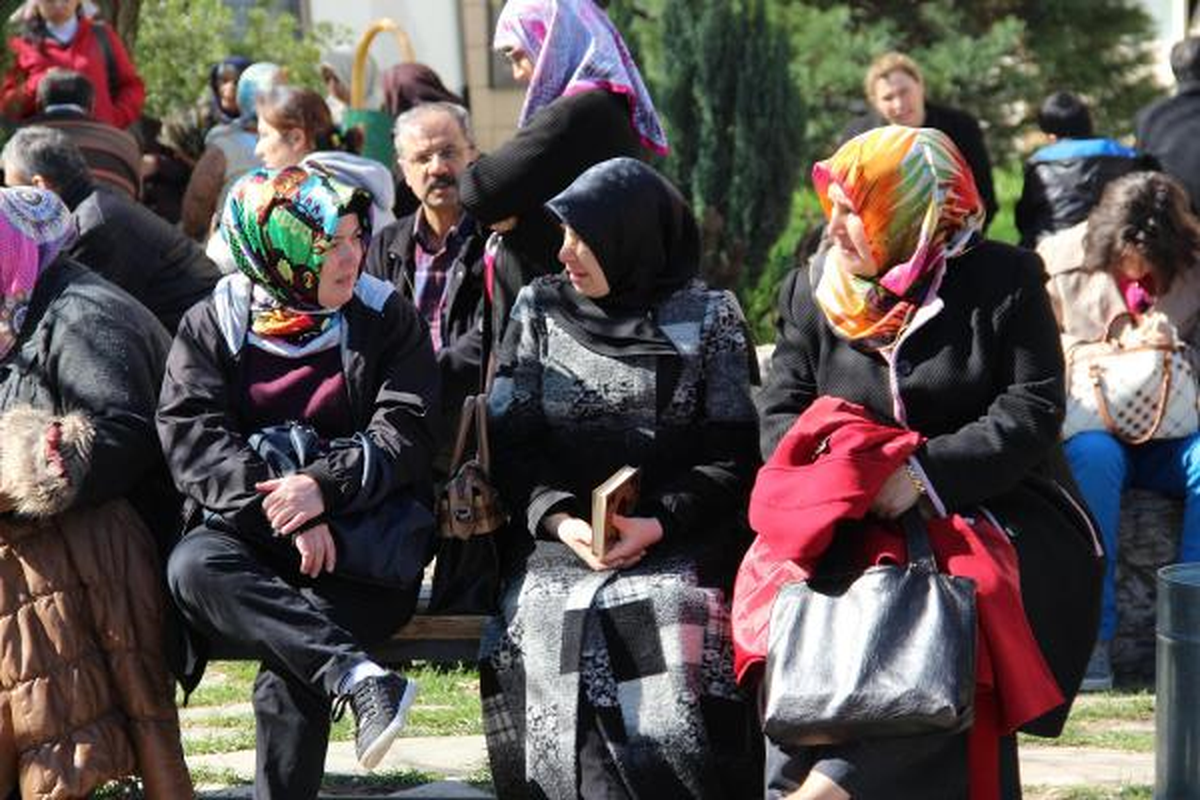 Öğrenciler Salonda Velileri Dışarda Terledi