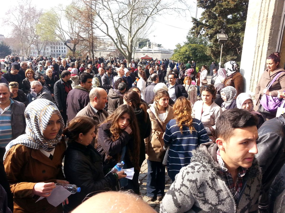 Öğrenciler Sınavda, Veliler Dışarıda Ter Döktü