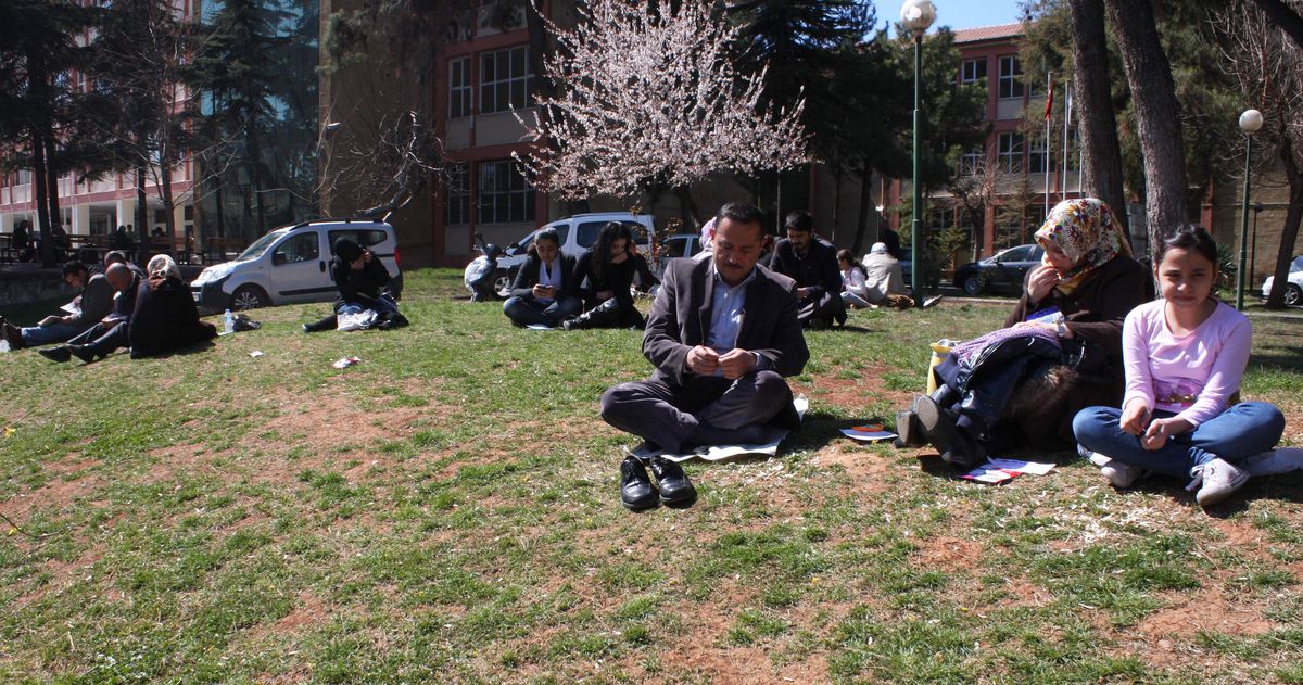 Öğrenciler Sınavdayken Veliler Okul Bahçesinde Dua Etti