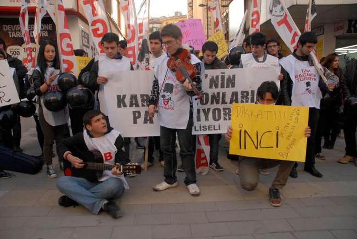 Öğrenciler Ygs\'yi Şarkı Söyleyerek Protesto Etti