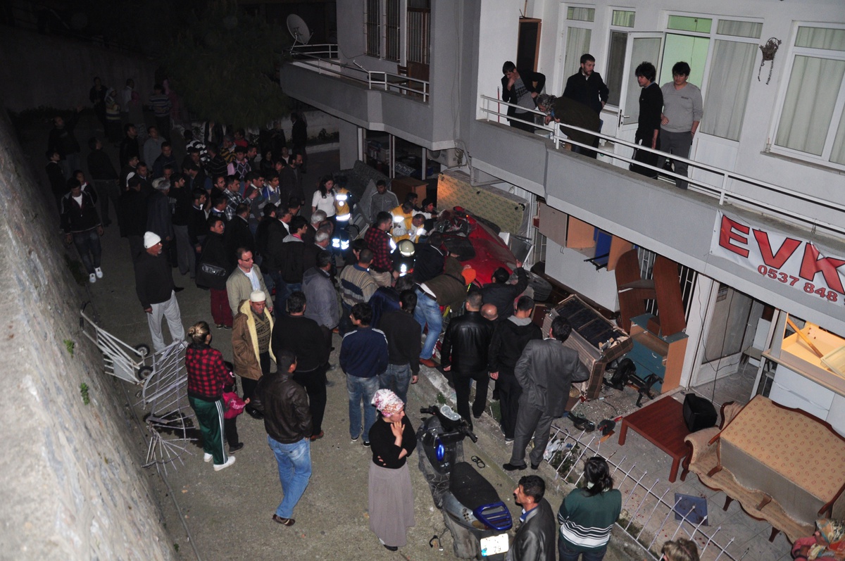Otomobil İkiz Kardeşlerin Üzerine Düştü
