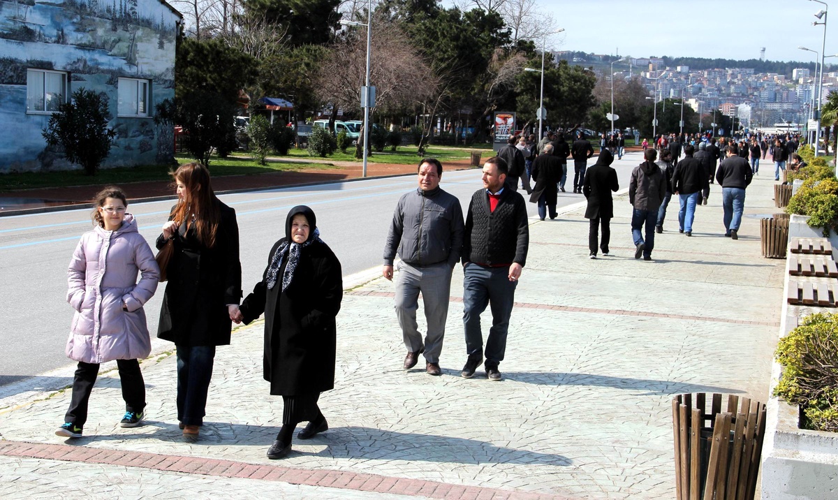 Samsun\'da Vatandaşlar Sahile Akın Etti