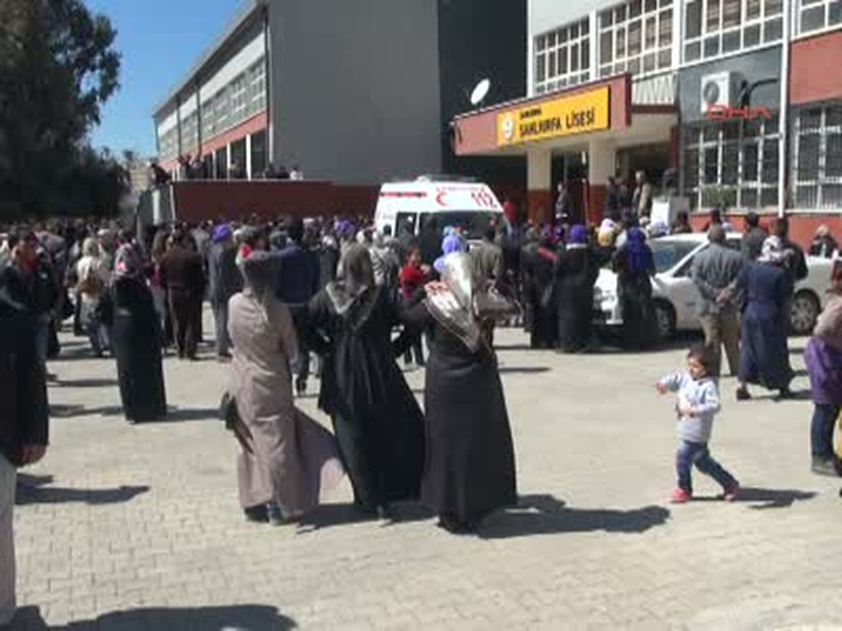 Şanlıurfa Öğrenciler Sınavda, Aileler Dışarda Ter Döktü