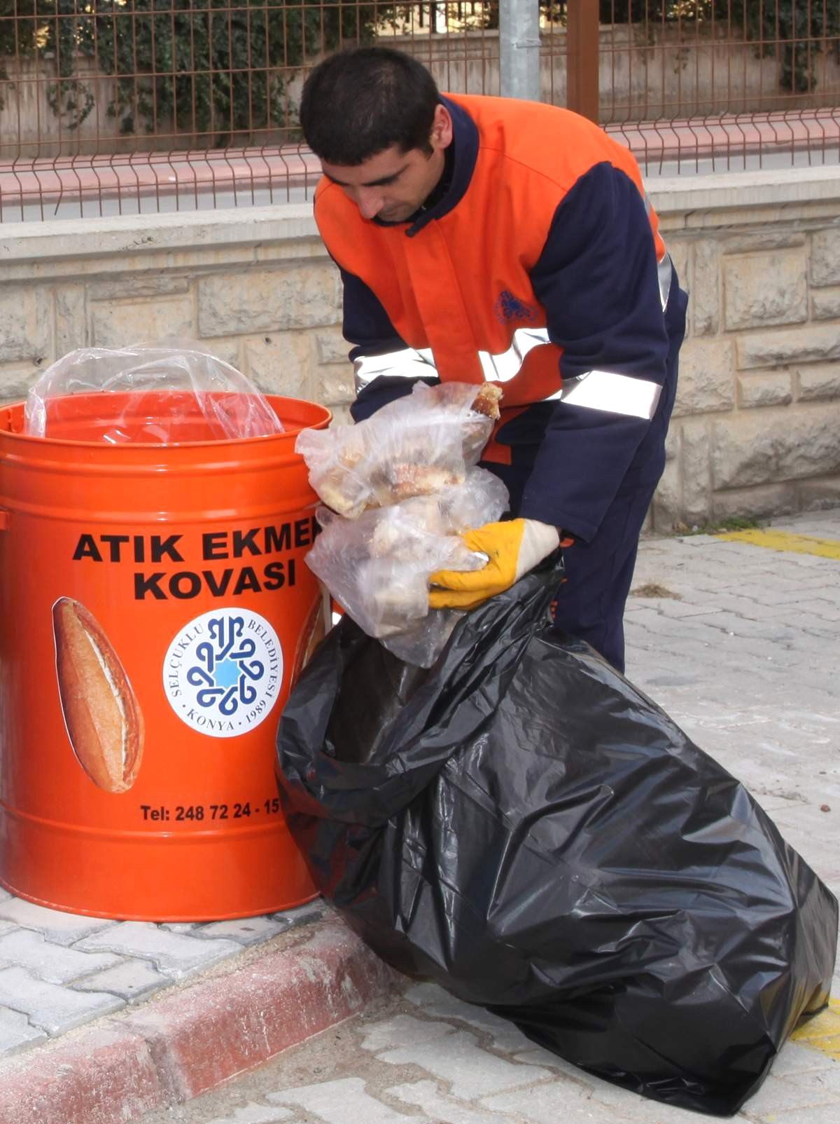 Selçuklu\'da Bayat Ekmek ve Atık Yağ Çöpe Gitmiyor