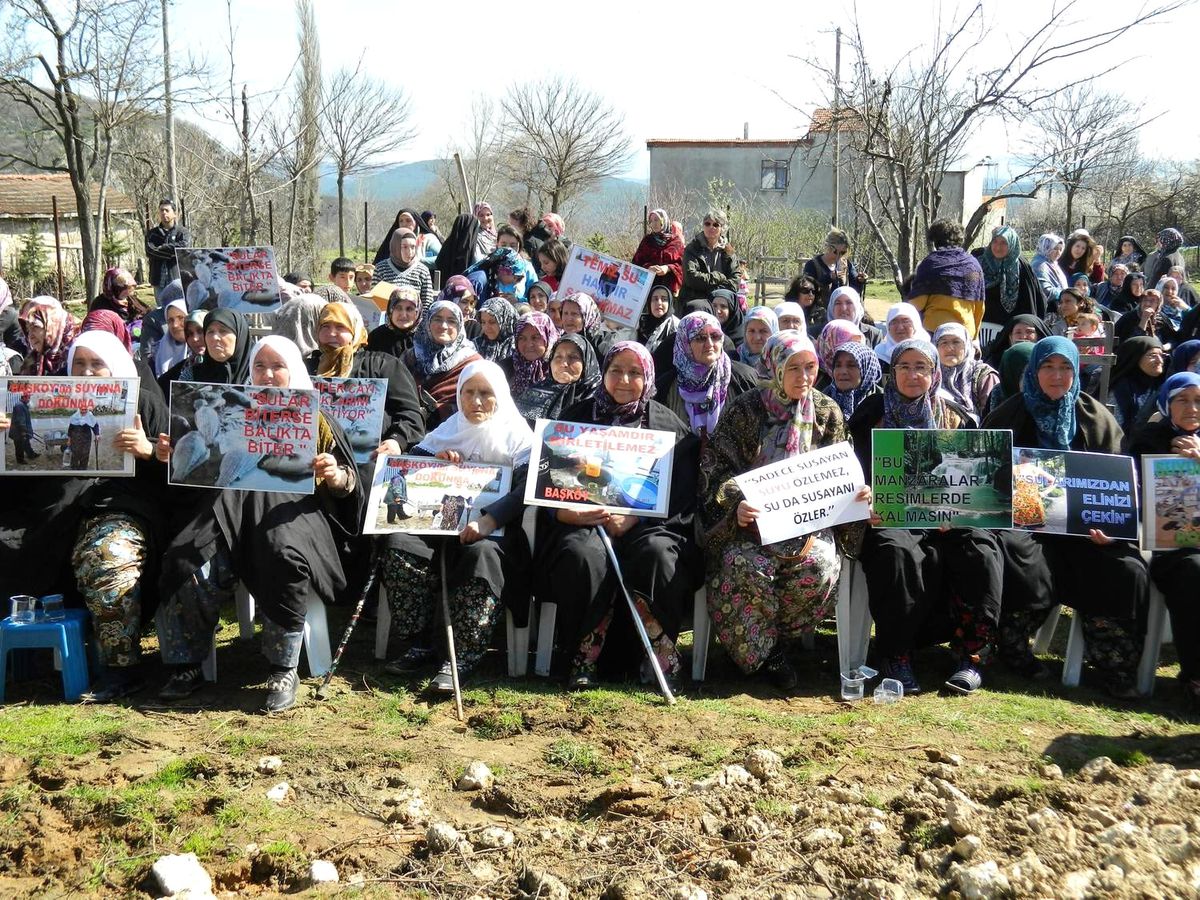Suları Çamur Akan Köylüler Dertlerini Şiire Döktü