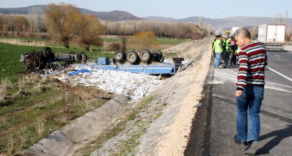 Tır ve Otomobil Çarpıştı: 2 Ölü, 1 Yaralı