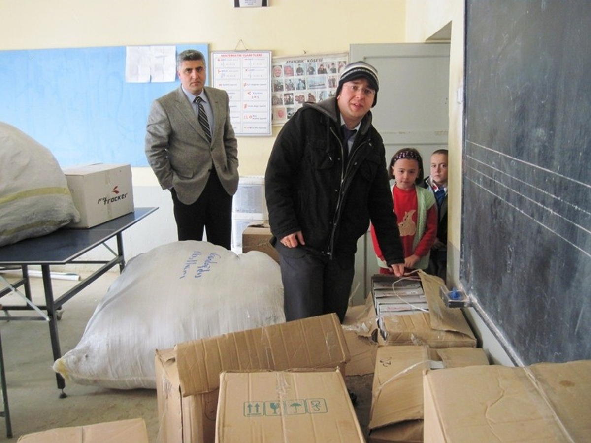 Vali Hizmet Götürdü, Öğretmen Başbakan\'a Teşekkür Etti