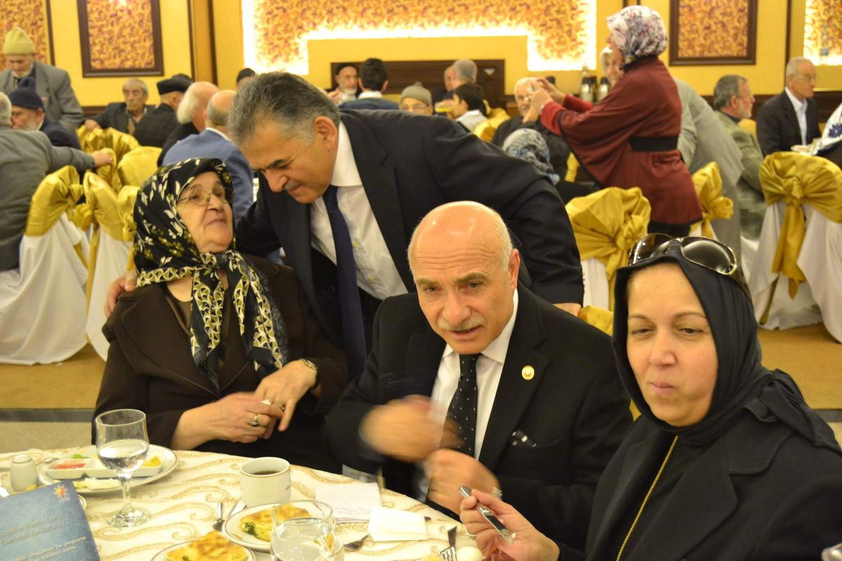 Yaşlılar AK Parti\'nin Huzur Sofrasında Buluştu