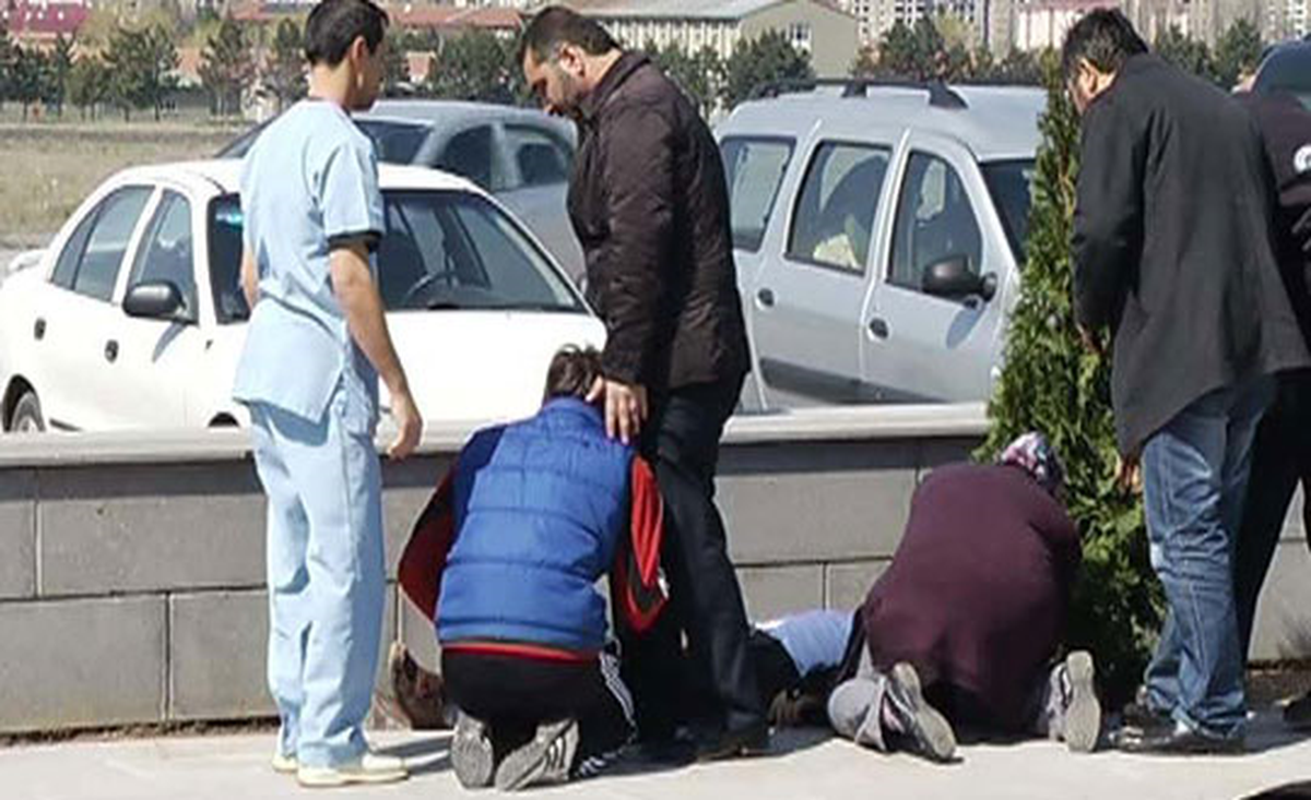 Ygs\'ye Giren Oğlunu Beklerken Öldü