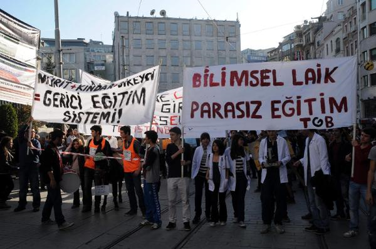 Ygs\'yi Eşekli Protesto