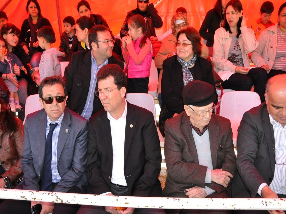 140 At Birincilik İçin Yarıştı