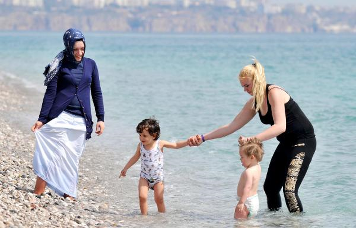 Antalya\'da Çocuklar Deniz Sezonunu Açtı