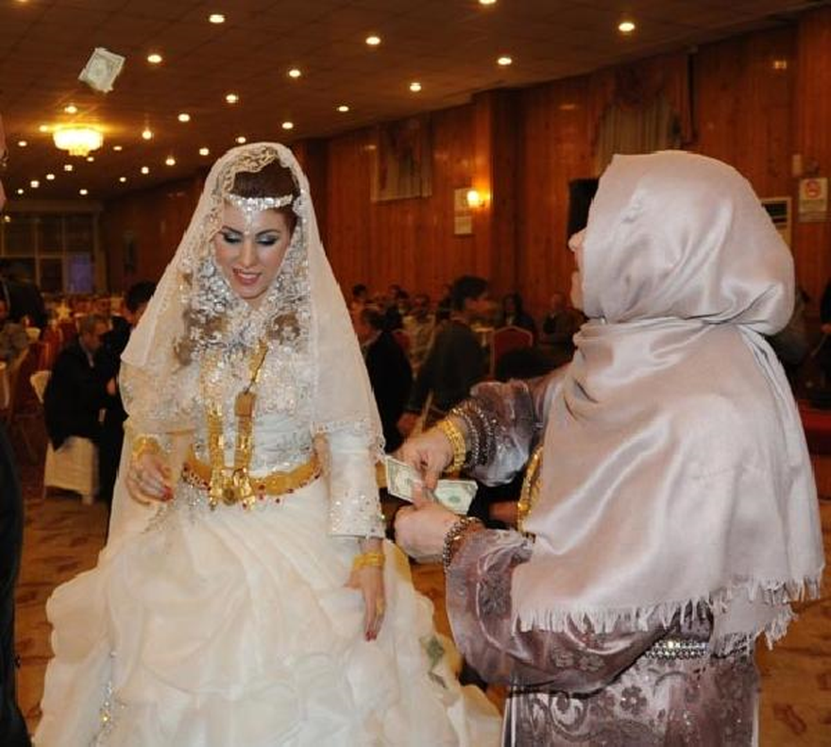 Aşiret Düğününde Dolar Yağmuru