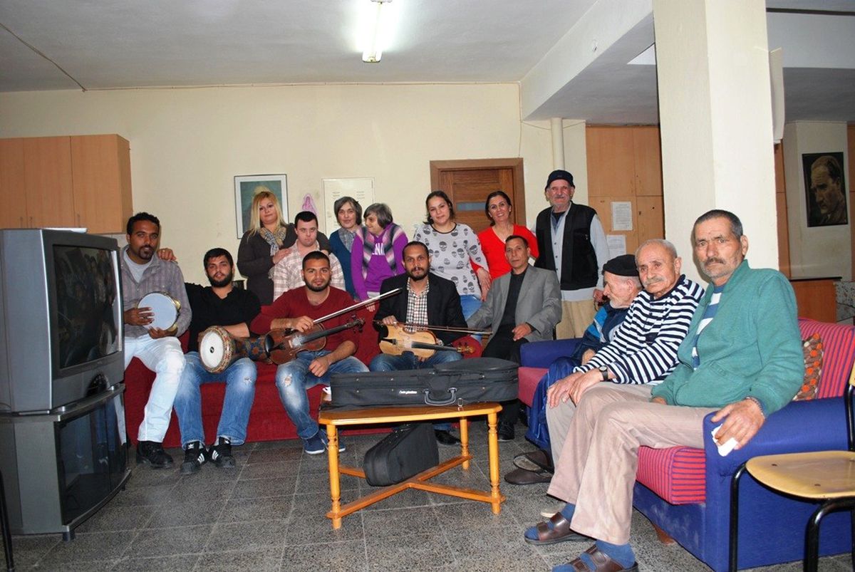 Ayvalık\'ta Romanlar Yaşlıları Unutmadı