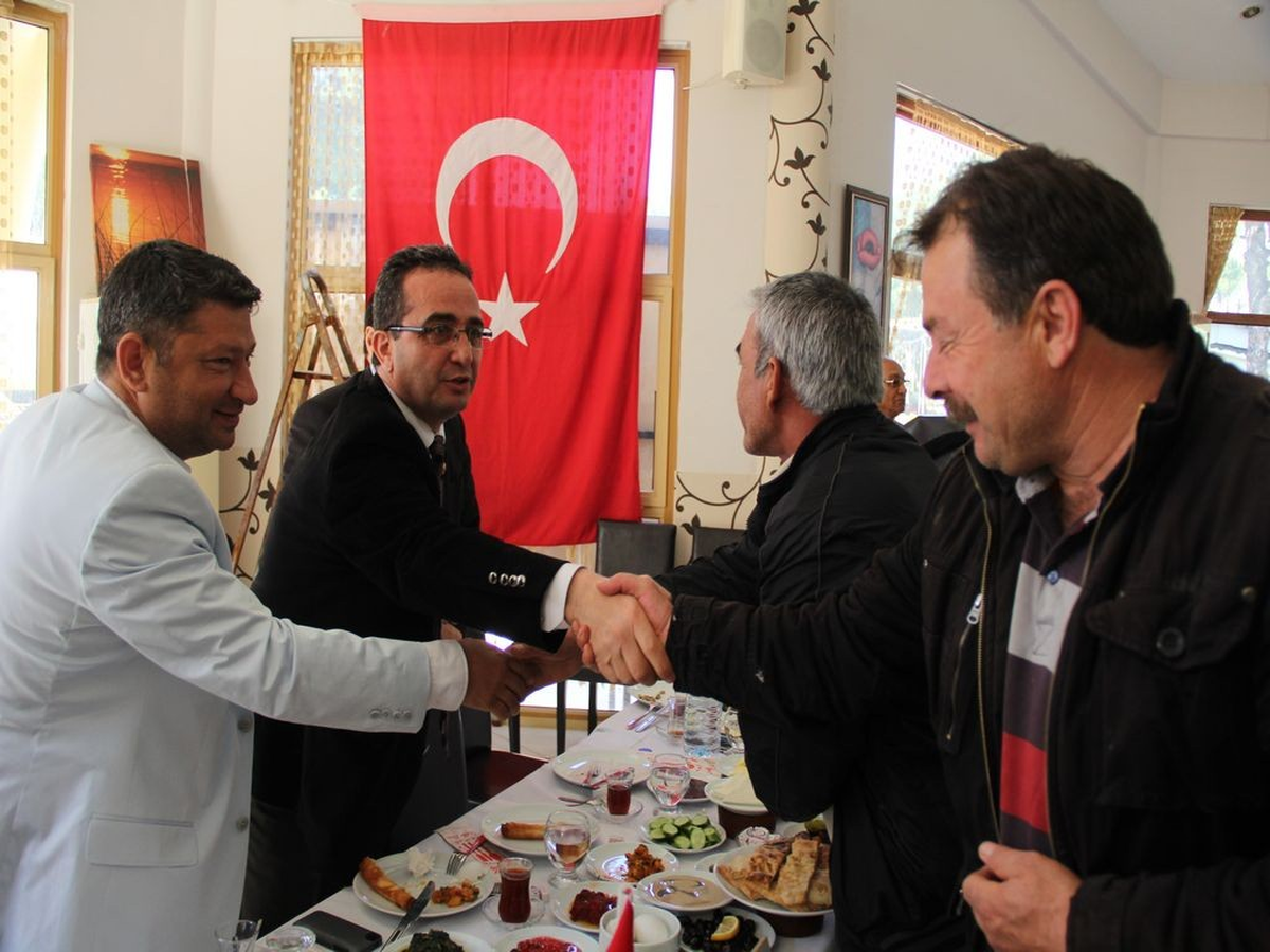 CHP\'li Vekiller Muhtarlarla Kahvaltıda Buluştu