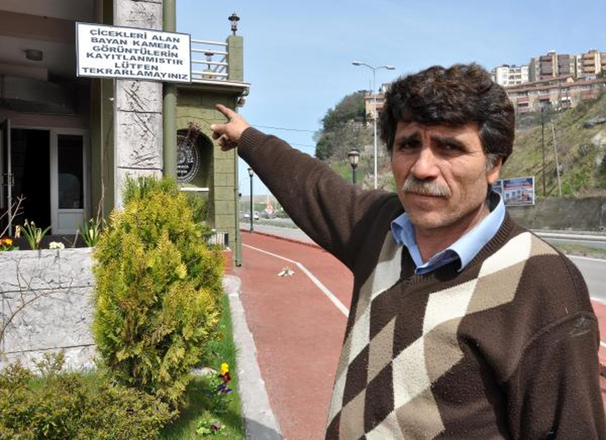 Çiçeklerin Koparılmasını Kamerayla Önleyemeyince Tabela Astı