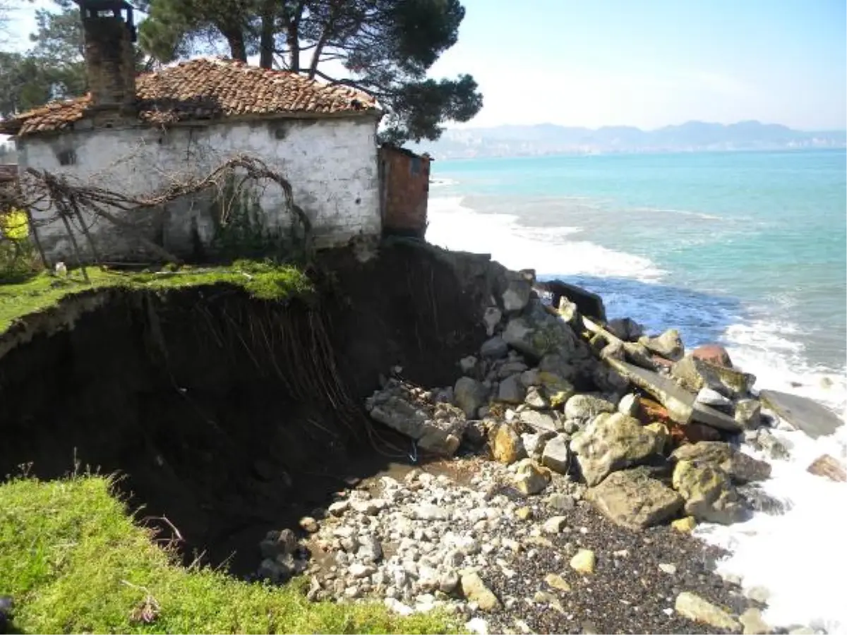 Dalgalar Sahildeki Eve Zarar Verdi