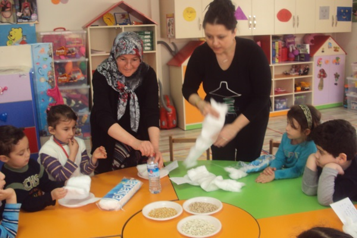 Gülizar Teyzeden "Minik Kalpler"E Çimlendirme Deneyi