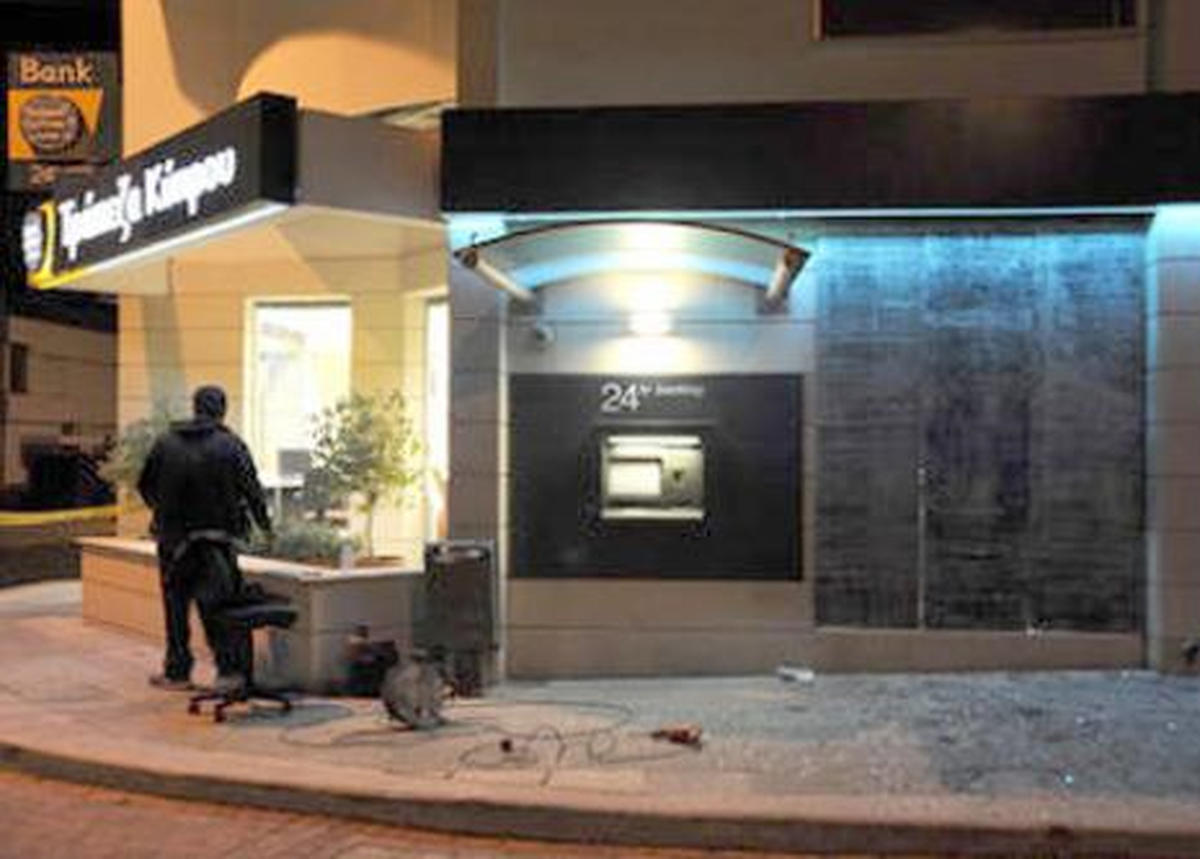 Güney Kıbrıs\'ta Bankaya Bombalı Saldırı
