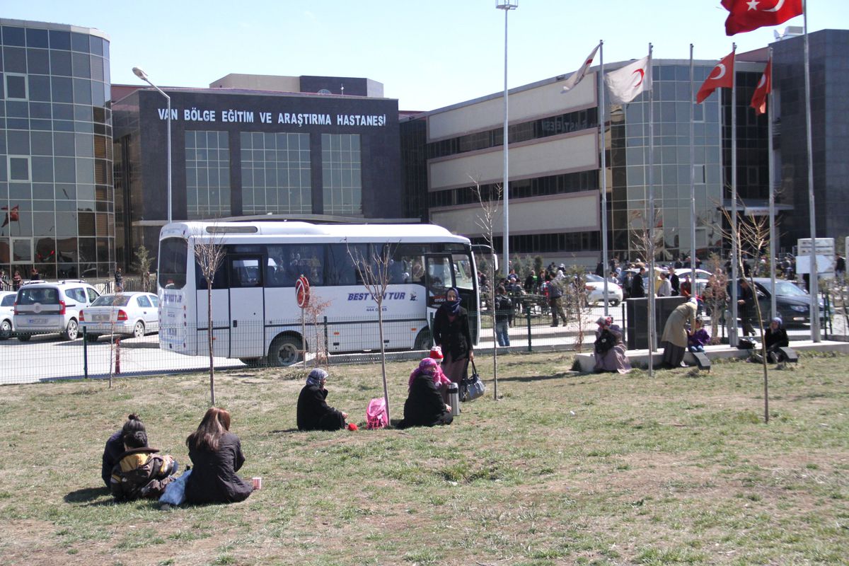 Hastane Bahçesinde Güneş Keyfi