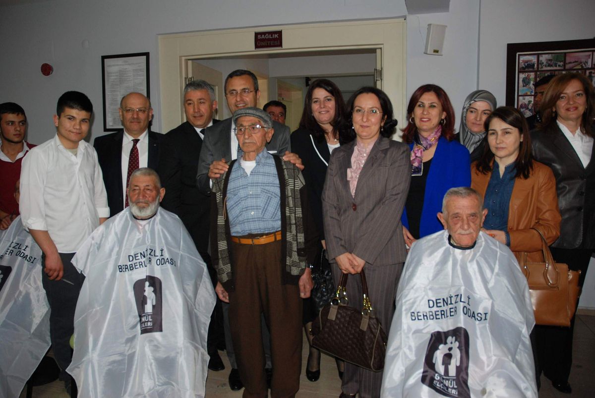 Huzurevindeki Yaşlılara Kişisel Bakım Yapıldı