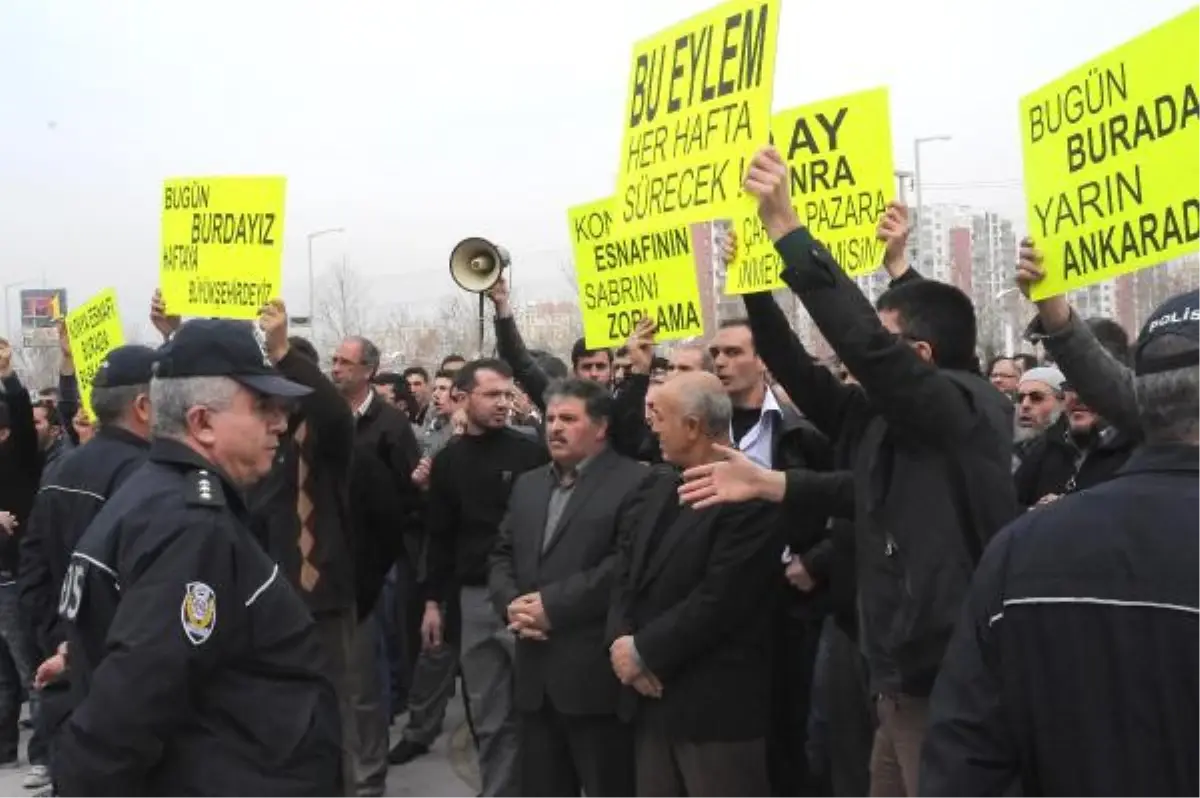 İşyerlerini Kapatıp, Belediye Önünde Eylem Yaptılar