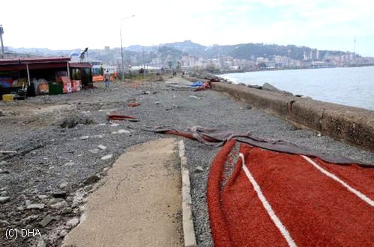 Karadeniz\'de Fırtına Geçti, Hasarı Kaldı