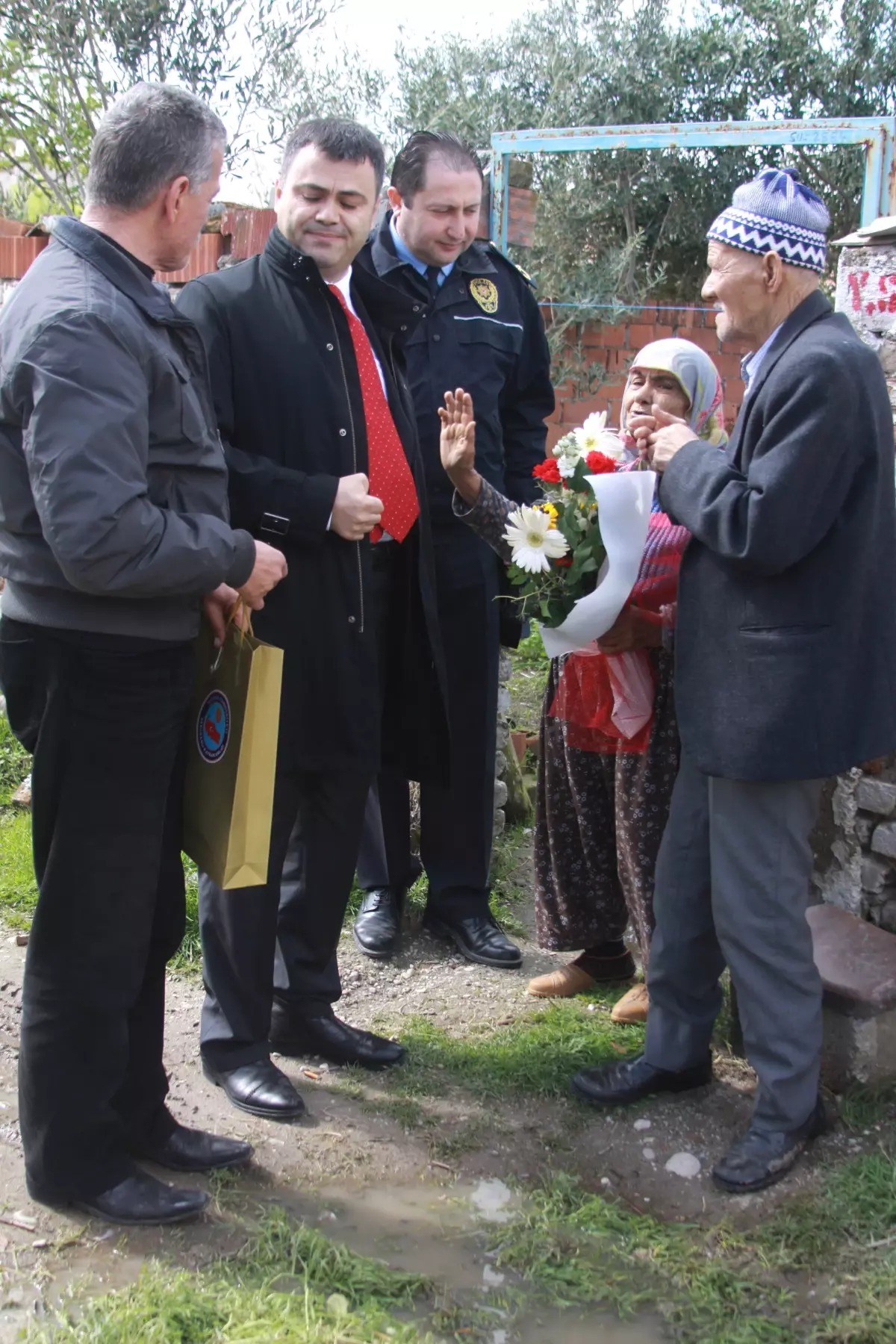 Kaymakam Otcu, Yaşlıları Ziyaret Etti