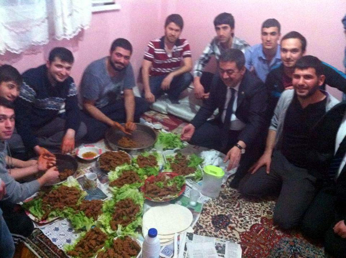 Milletvekili Öğrencilerle Çiğ Köfte Yedi