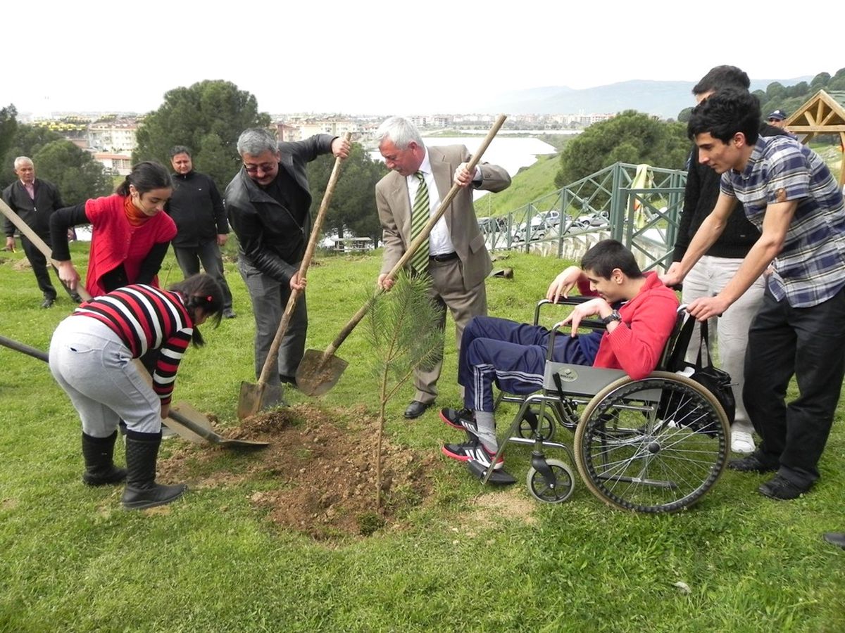 Ödemiş Belediyesi\'nden "Engelliler Ağaç Dikme Şenliği"