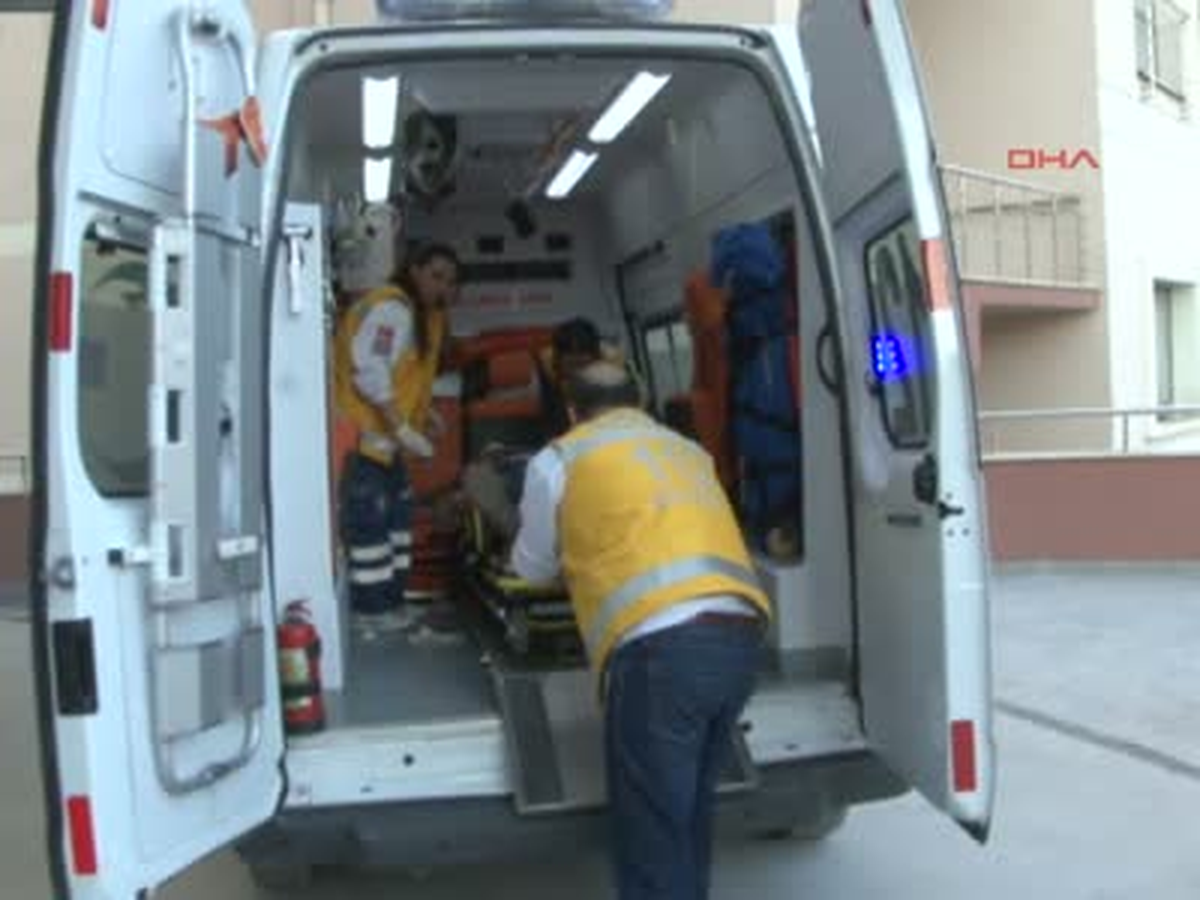 Otomobil Bariyerlere Çarptı: 1 Ölü 3 Yaralı