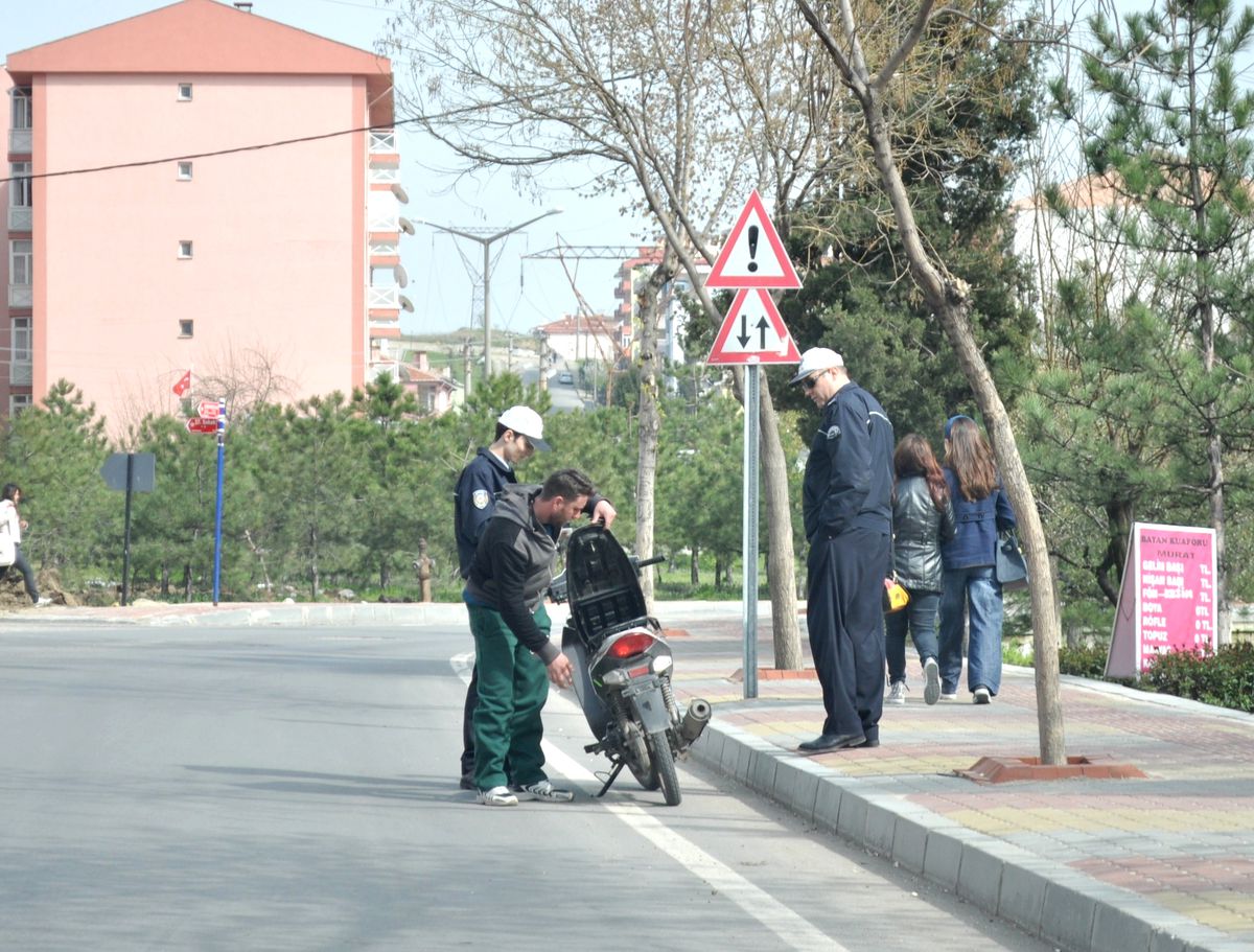 Polis Kasksız Sürücülere Göz Açtırmıyor
