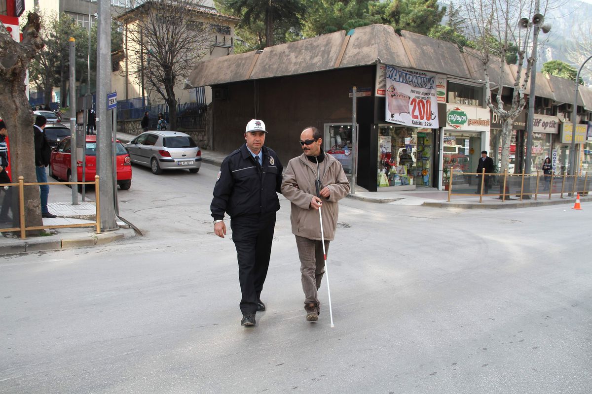 Polisten Örnek Davranış