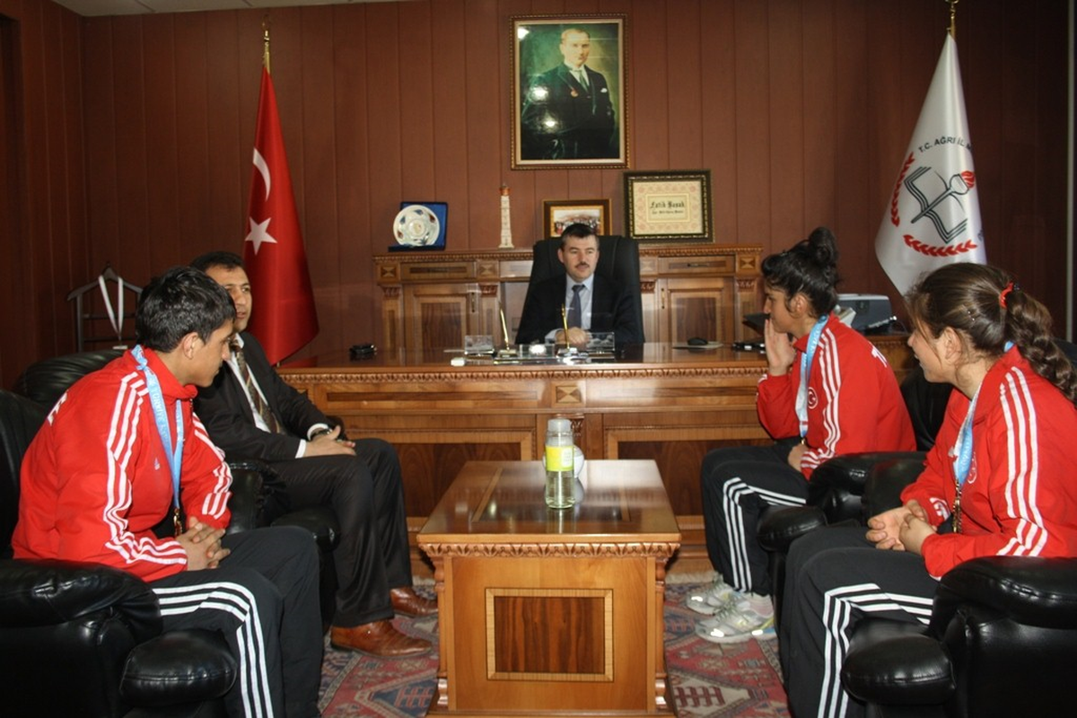 Şampiyon Öğrencilerden Müdür Başak\'a Ziyaret
