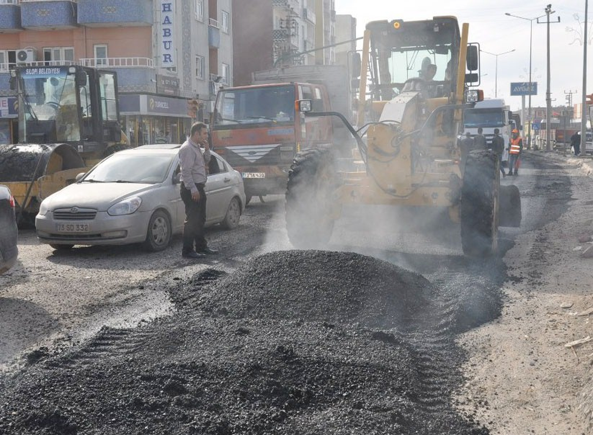 Silopi\'de Karayollarının Yama Çalışmaları Devam Ediyor