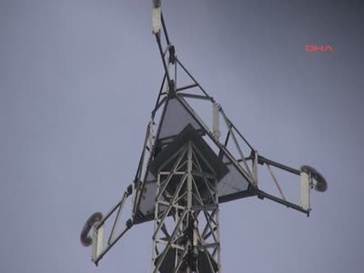 Tekirdağ 2 Gündür 90 Metrelik Direğin Tepesinden İnmiyor 2 Gündür 90 Metrelik Direğin Tepesinden...