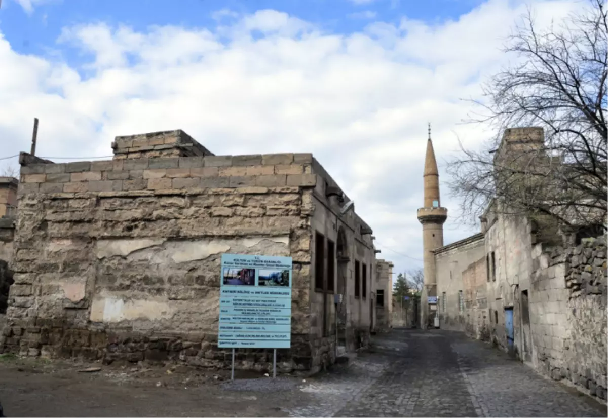 Sokağın Altından Yer Altı Şehri Çıktı