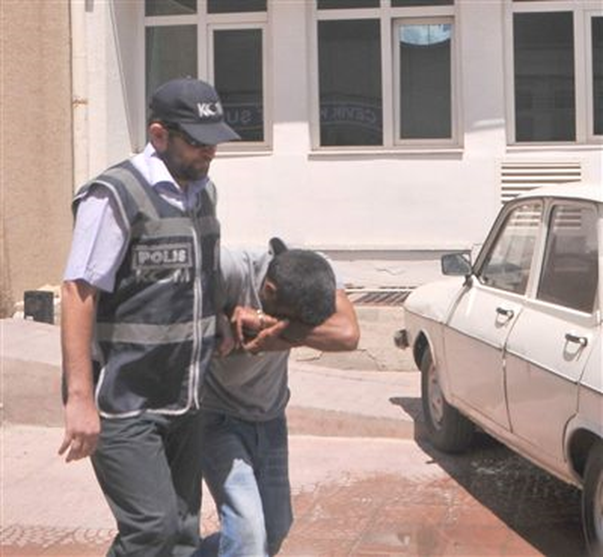 Üzerlerinde Esrar Maddesi Bulunan 2 Kişi Gözaltına Alındı