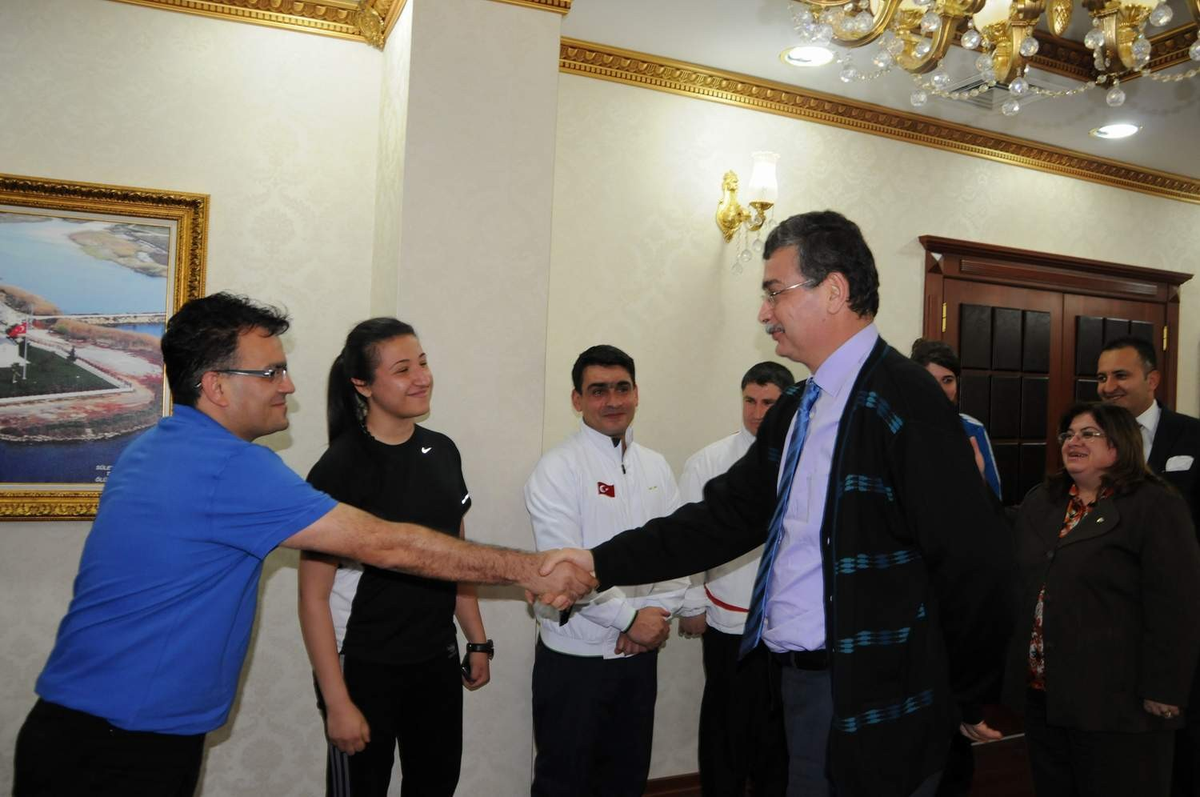 Vali Güvenç Milli Bilek Güreşçilerini Kabul Etti