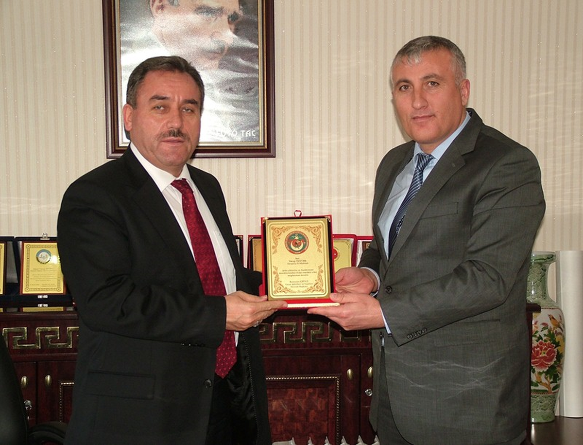 Vatan Şehitleri ve Gazileri Derneği\'nden İl Müftüsü Öztürk\'e Plaket