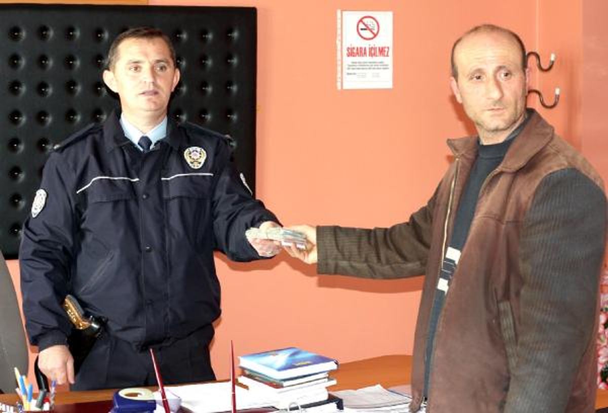 17.000 TL Buldu, Polise Teslim Etti