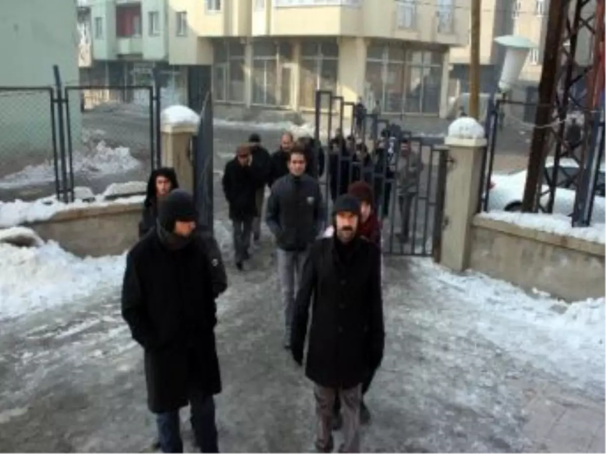 Yüksekova\'da Elektrik Kesintisine Tepki