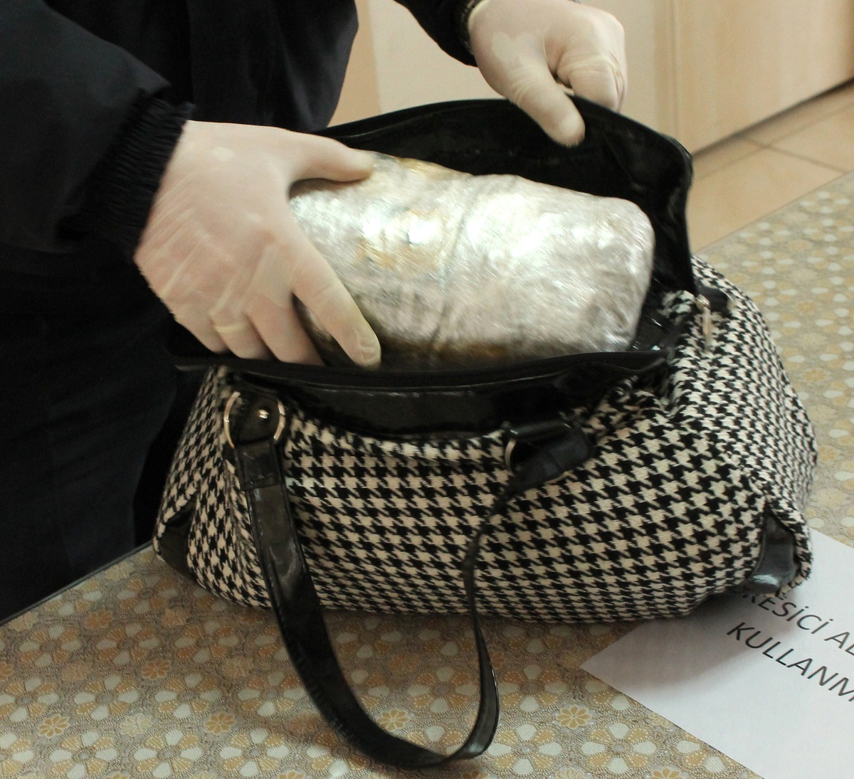 3 Çocuk Annesinin Çantasından 3 Kilo Esrar Çıktı