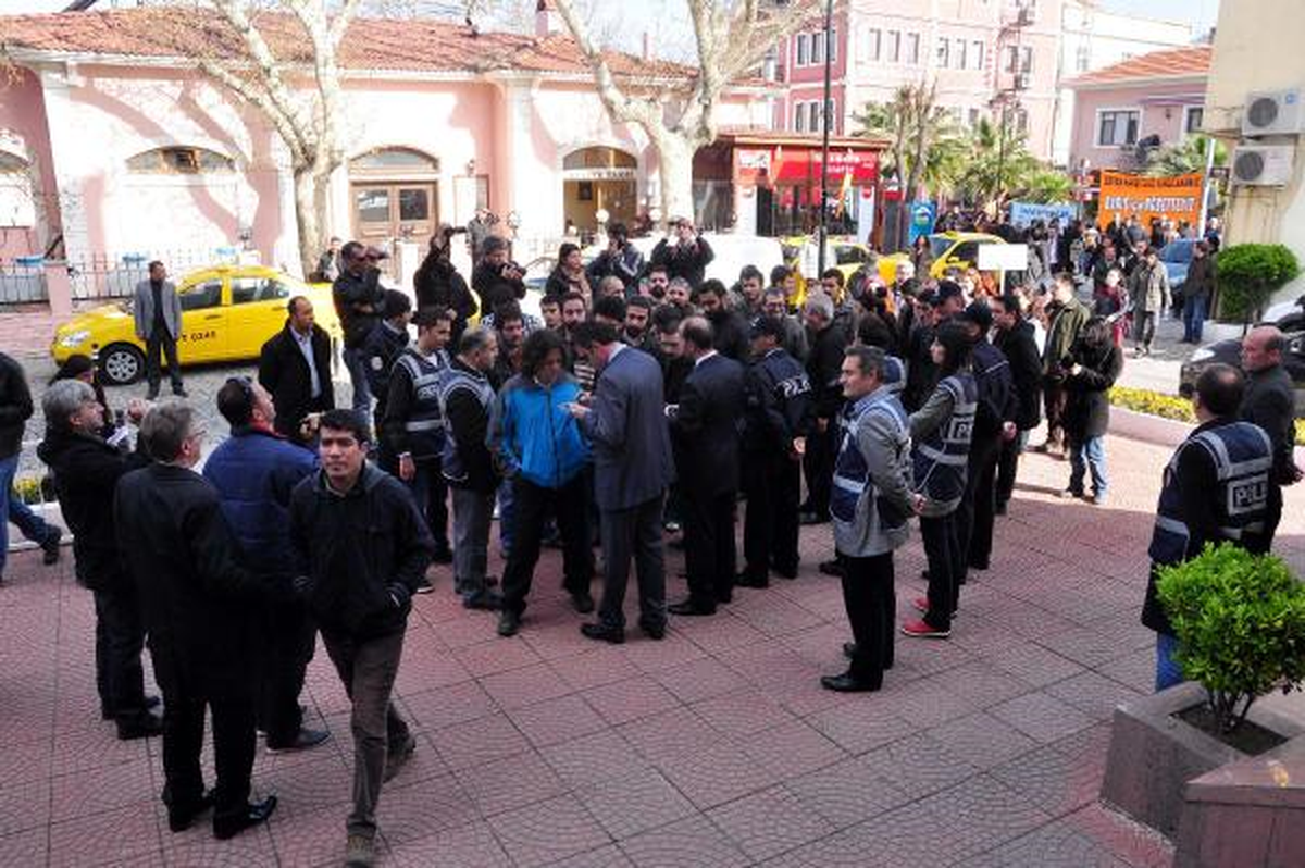 Adliye Önünde Halaylı Protesto