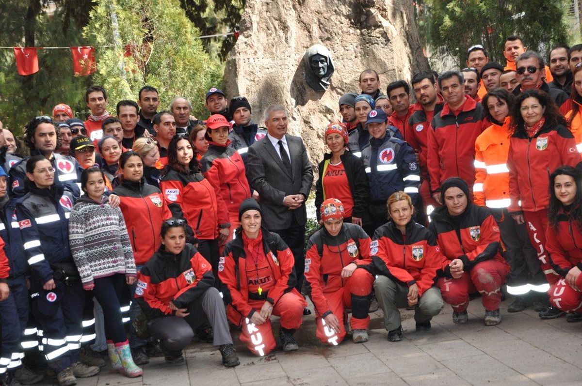 Akut Gönüllüsü Öğrenciler Belge Aldı