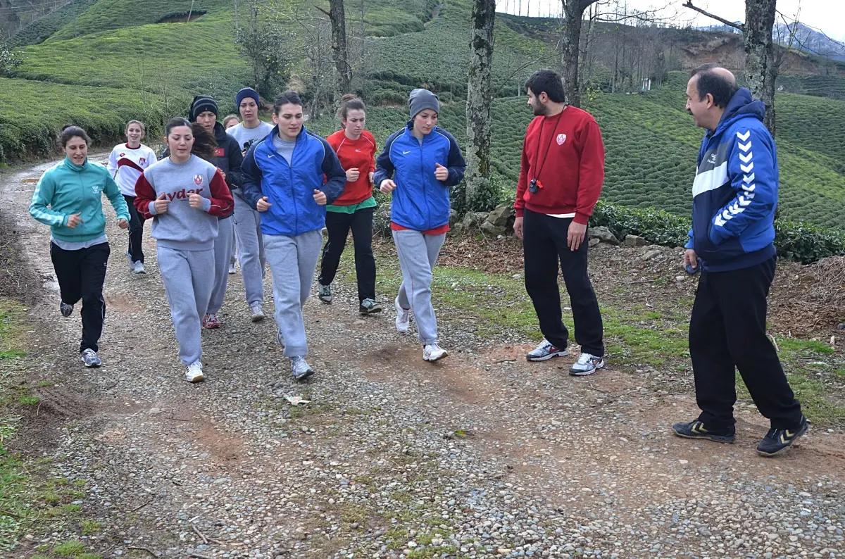 Ardeşen Gsk Bayan Hentbol Takımı Çay Bahçeleri Arasında Kondisyon Depoluyor