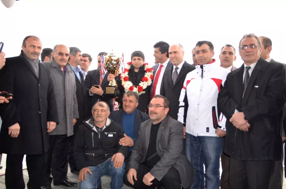 Avrupa Fatihi Güreşçi Yakup Gör Memleketinde Coşkuyla Karşılandı