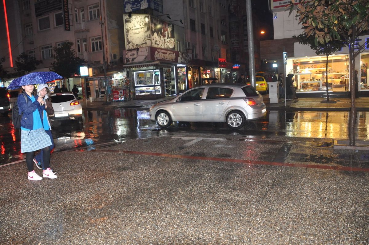 Balıkesir\'de Sağanak Yağış
