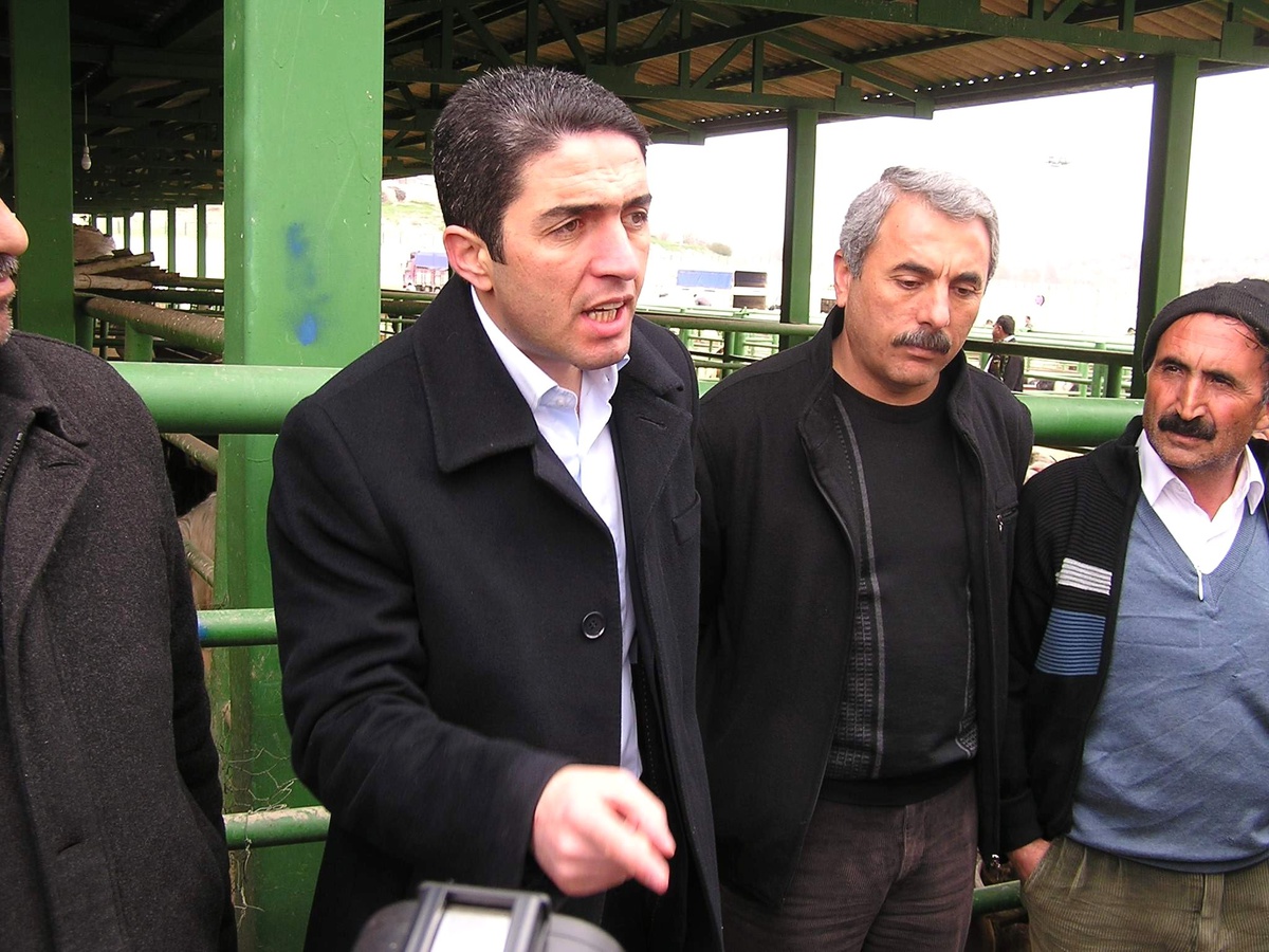CHP Heyeti Hayvan Pazarı\'nı Ziyaret Etti